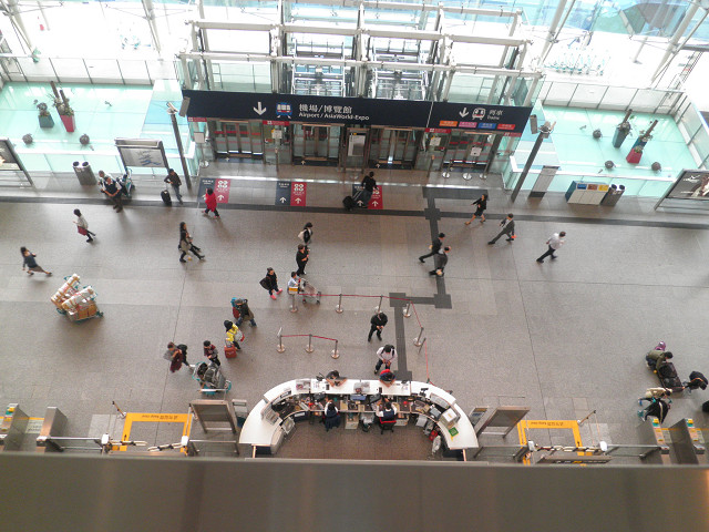 香港駅を見下ろす